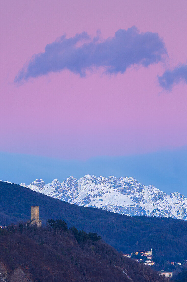 Sonnenuntergang auf dem Baradello-Turm (Stadt Como) und dem Berg Resegone (Provinz Lecco), Comer See, Lombardei, Italien, Europa