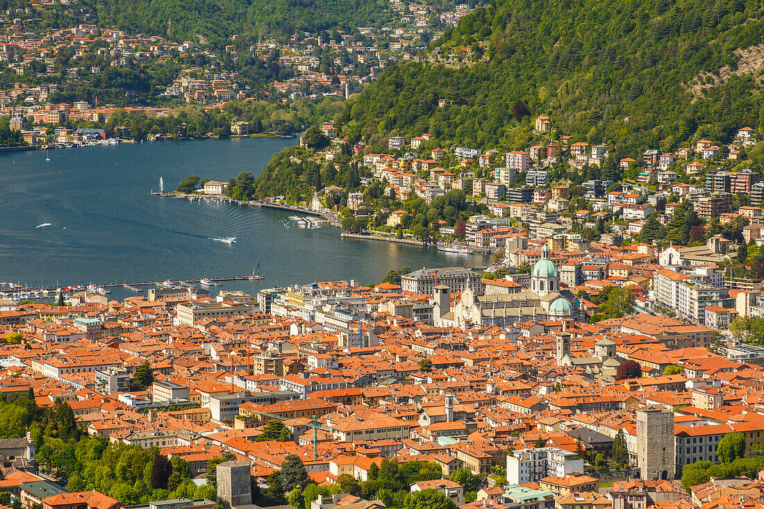 Blick auf die Stadt Como und den Comer See vom Baradello-Turm (Spina Verde), Lombardei, Italien, Europa