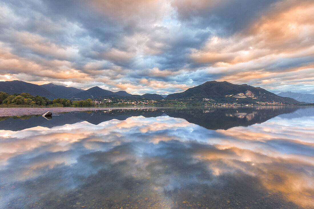 Sonnenaufgang auf dem Pusiano-See, Provinz Lecco, Lombardei, Italien, Europa