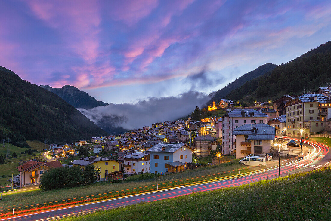 Abenddämmerung im Dorf Vermiglio, Tal der Sole (val di Sole), Provinz Trient, Trentino-Südtirol, Italien, Europa