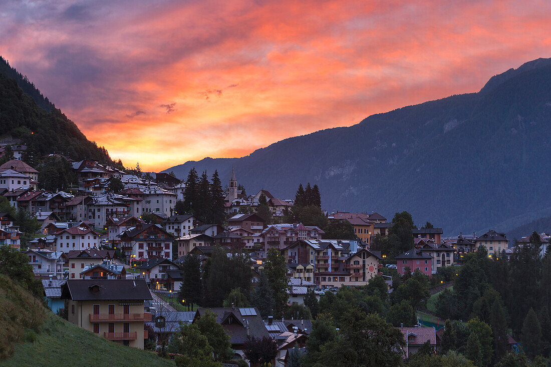 Sonnenaufgang über dem Dorf Mezzana, Sole-Tal (val di Sole), Provinz Trient, Trentino-Südtirol, Italien, Europa