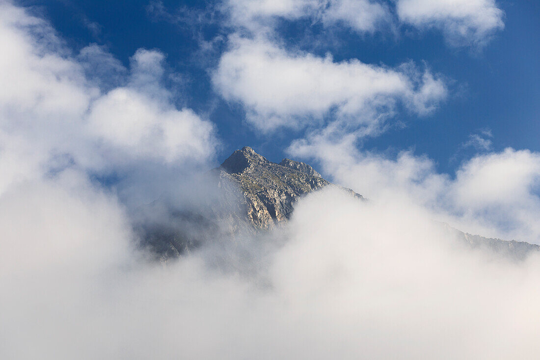 Wolken umgeben Cima Giner, Nambrone-Tal (val Nambrone), Provinz Trient, Trentino-Südtirol, Italien, Europa