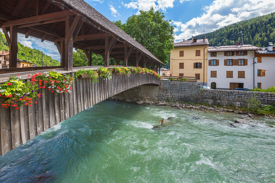 Holzbrücke des Dorfes Pellizzano (Ponte di Legno di Pellizzano) im Sommer, Fluss Noce, Tal der Sole (val di Sole), Provinz Trient, Trentino-Südtirol, Italien, Europa