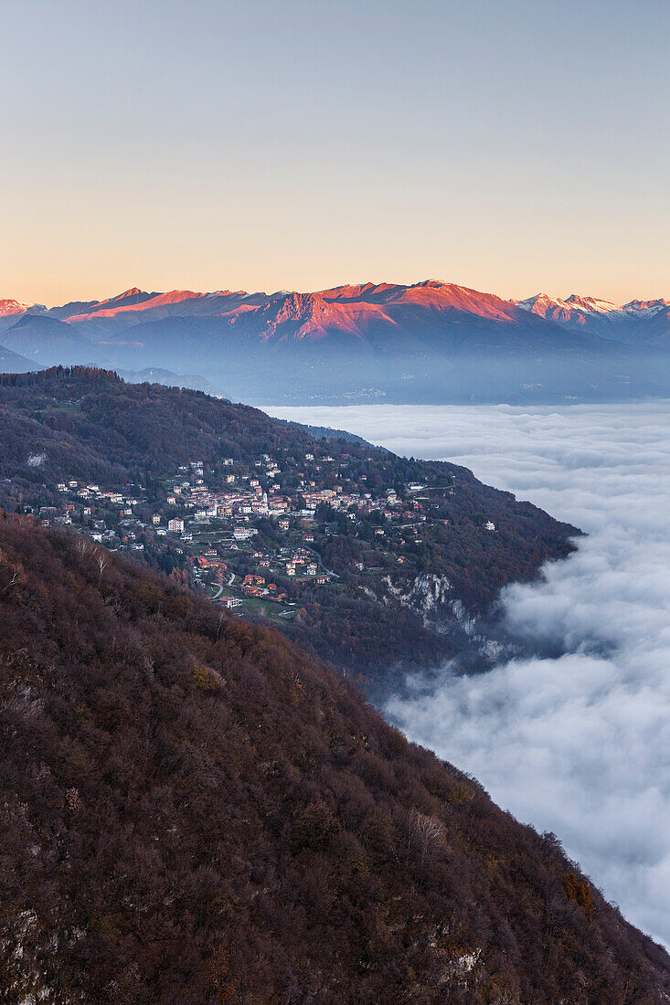 Blick auf den nebelverhangenen Comer See (ramo di Lecco) bei Sonnenaufgang, vom Dorf Civenna bis zu den Valtellina-Bergen, Provinz Como und Lecco, Lombardei, Italien, Europa