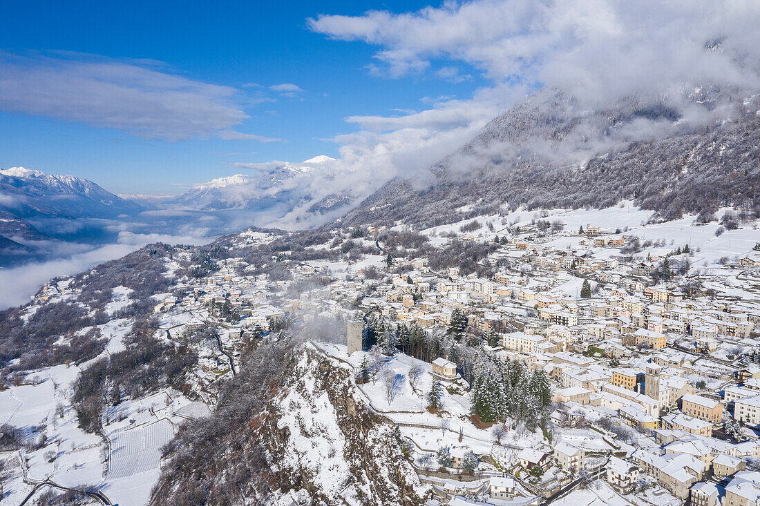 Luftaufnahme des Dorfes und des Turms von Teglio, Teglio, Valtellina, Provinz Sondrio, Lombardei, Italien, Europa