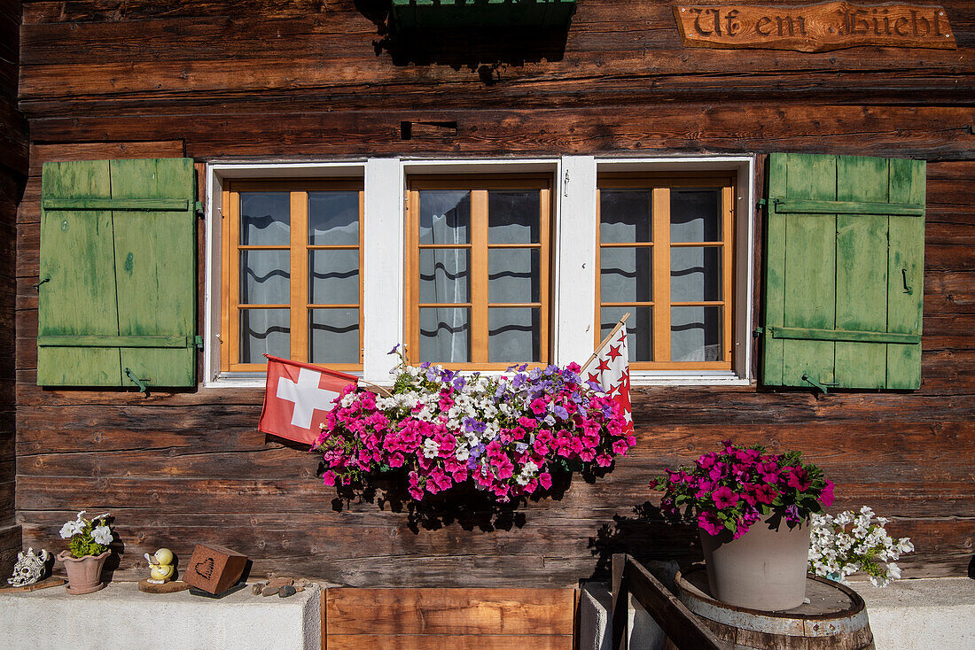 Details eines typischen Schweizer Hauses in Murren, Lauterbrunnen, Schweiz, Europa