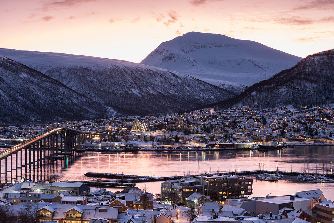 Die Stadt Tromso während des Sonnenaufgangs im Winter, Troms County, Norwegen, Europa