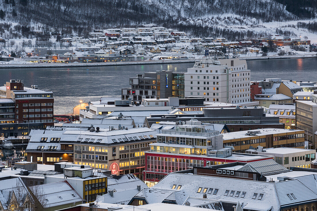 Die Stadt Tromso während des Sonnenaufgangs im Winter, Provinz Troms, Norwegen, Europa