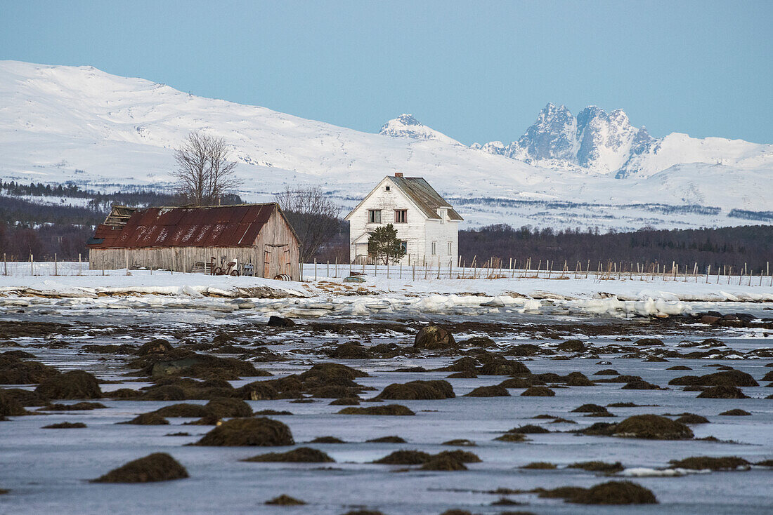 Typische Bauernhäuser in der Nähe von Tromso, Provinz Troms, Norwegen, Europa