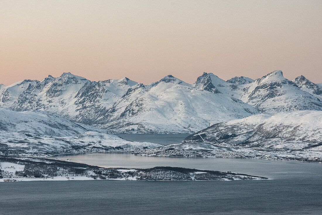 Der Blick auf den Fjord von Tromso in der Abenddämmerung vom Berggipfel aus, Provinz Troms, Nordnorwegen, Europa