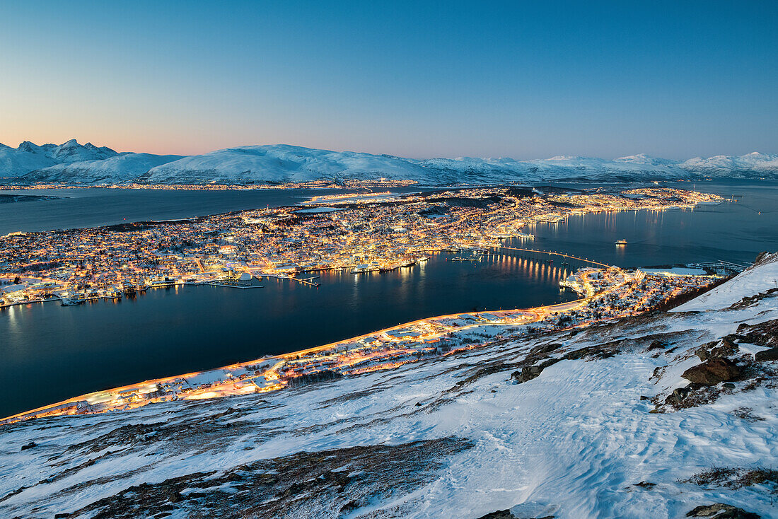 Der Blick auf die Stadt Tromso in der Abenddämmerung vom Berggipfel, Troms, Nordnorwegen, Europa