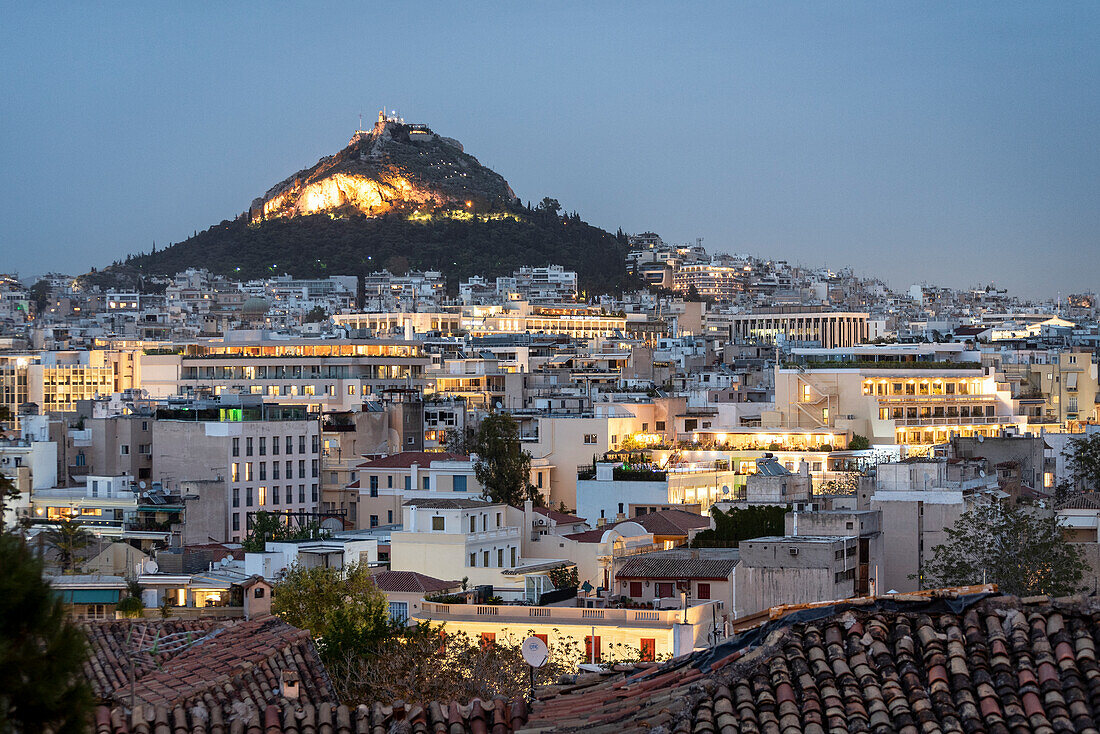 Stadtbild von Athen in der Abenddämmerung, Athen, Region Attika, Griechenland, Europa