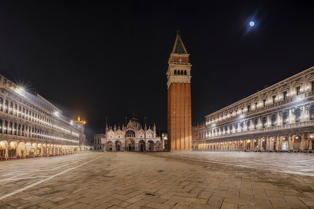 der Mond über dem berühmten Markusplatz, Gemeinde Venedig, Provinz Venezia, Bezirk Venetien, Italien, Europa