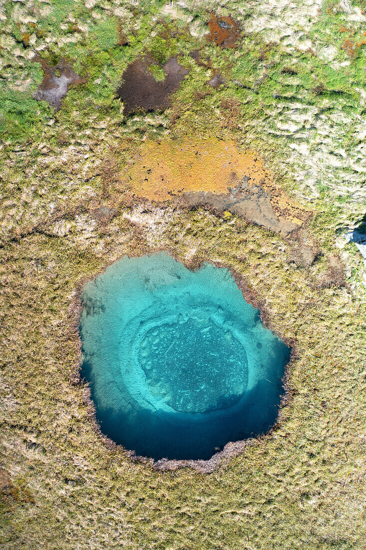 Luftaufnahme von der Drohne des blauen Lochs in der Nähe von Madesimo, Orobie-Alpen, Valtellina, Gemeinde Madesimo, Provinz Sondrio, Lombardei, Italien, Europa