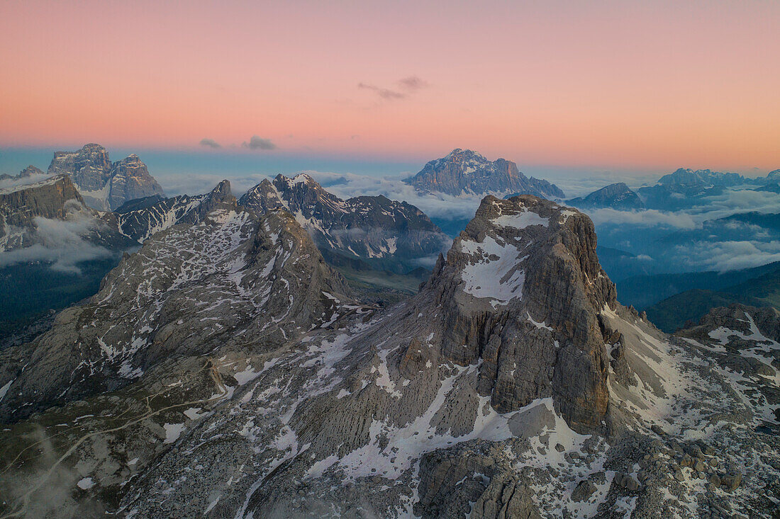 Luftaufnahme des Berges Averau im Herbst, Dolomiti, Gemeinde Cortina d'Ampezzo, Provinz Belluno, Bezirk Venetien, Italien, Europa.