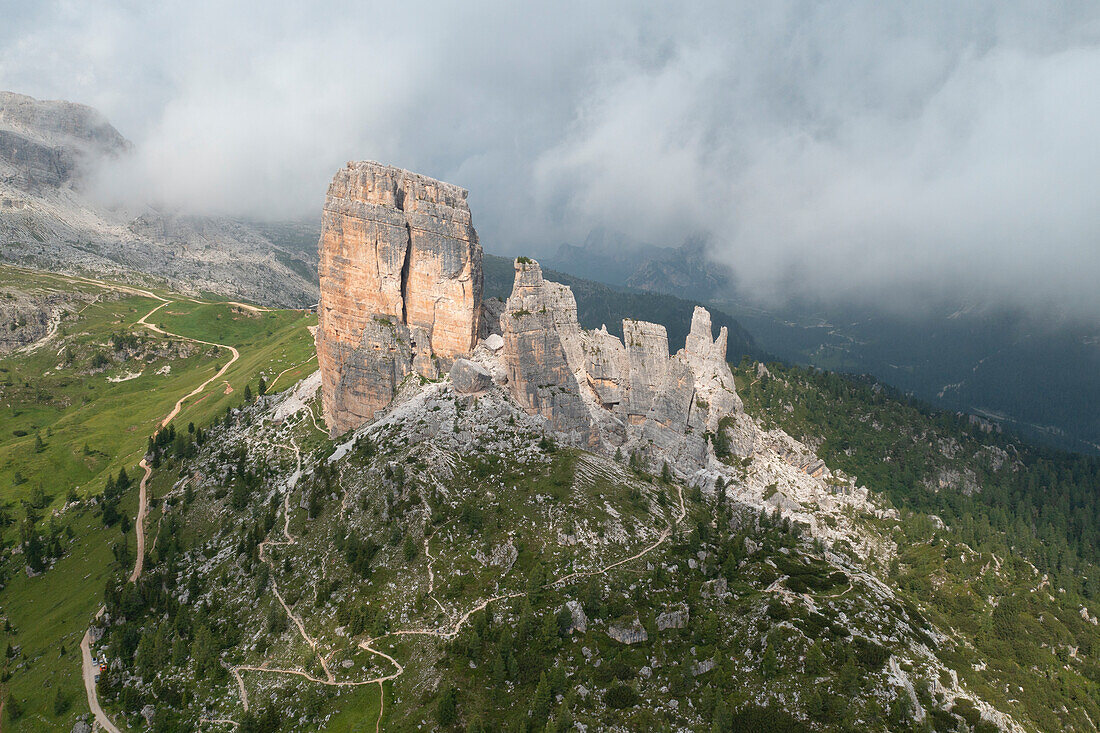 Luftaufnahme von Cinque Torri im Sommer, Dolomiti, Gemeinde Cortina d'Ampezzo, Provinz Belluno, Region Venetien, Italien, Europa.