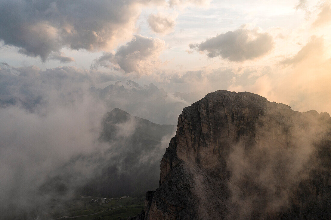 Luftaufnahme der Kurven des Averau-Bergs während eines warmen Sommer-Sonnenuntergangs, Dolomiti, Provinz Belluno, Bezirk Venetien, Italien, Europa