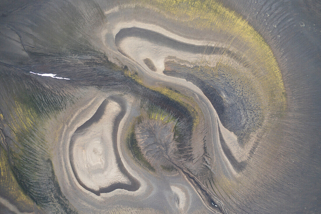 Luftaufnahme mit der Drohne von abstrakten Zeichnungen im Boden im Landlammalaugar-Gebiet, Sudurland, Island, Europa