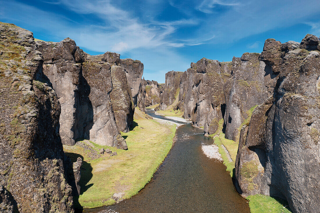 Luftaufnahme der Fjadrargljufur-Schlucht mit einer Drohne an einem Sommertag, Sudurland, Island, Europa