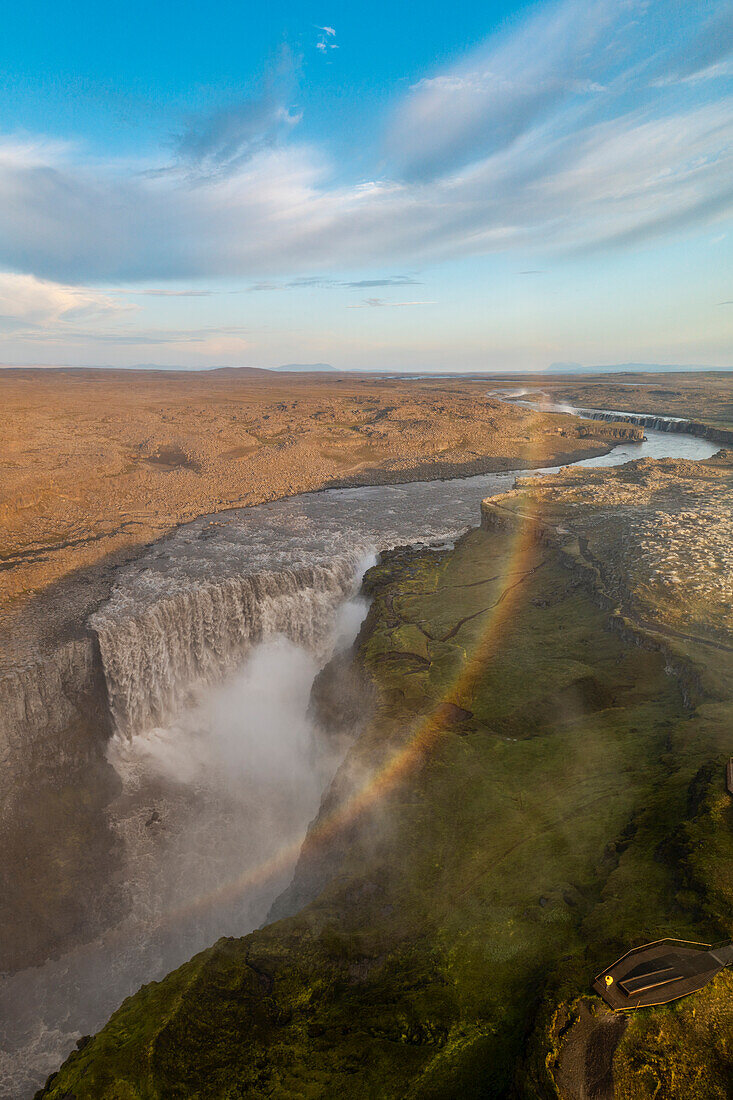 eine Drohne fängt einen Regenbogen über dem Dettifoss-Wasserfall an einem Sommertag ein, Nordulrand, Island