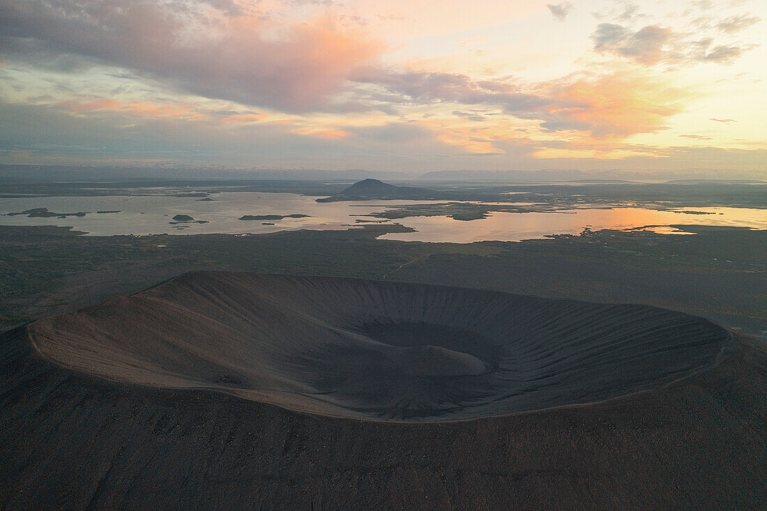 Luftaufnahme von der Drohne des Vulkans Hverfjall, in der Nähe des Sees Myvatn, Nordurland eystra, Island, Europa