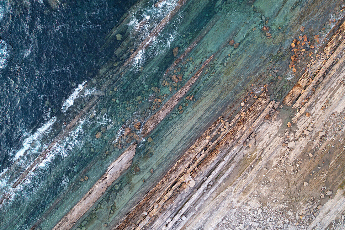 Senkrechte Luftaufnahme von Playa de la Arnia im Sommer, Gemeinde Santander, Provinz Kantabrien, Spanien, Europa