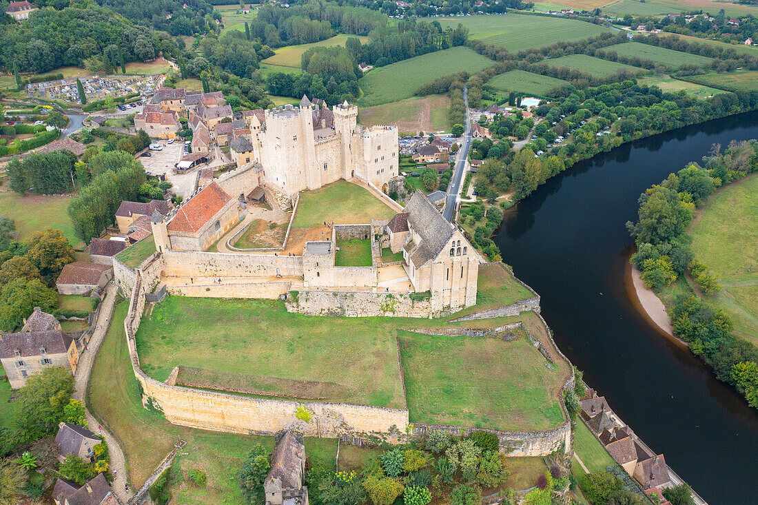 Luftaufnahme mit Drohne von Chateau de Beynac, Dordogna, Frankreich, Europa