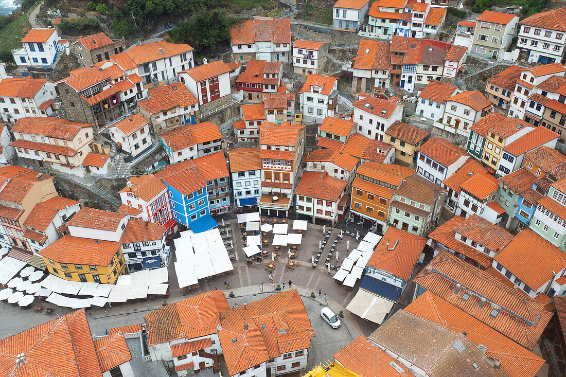 Vertikale Luftaufnahme, aufgenommen mit einer Drohne, des Touristendorfes Cudillero, Gemeinde Cudillero, Asturien, Spanien, Europa