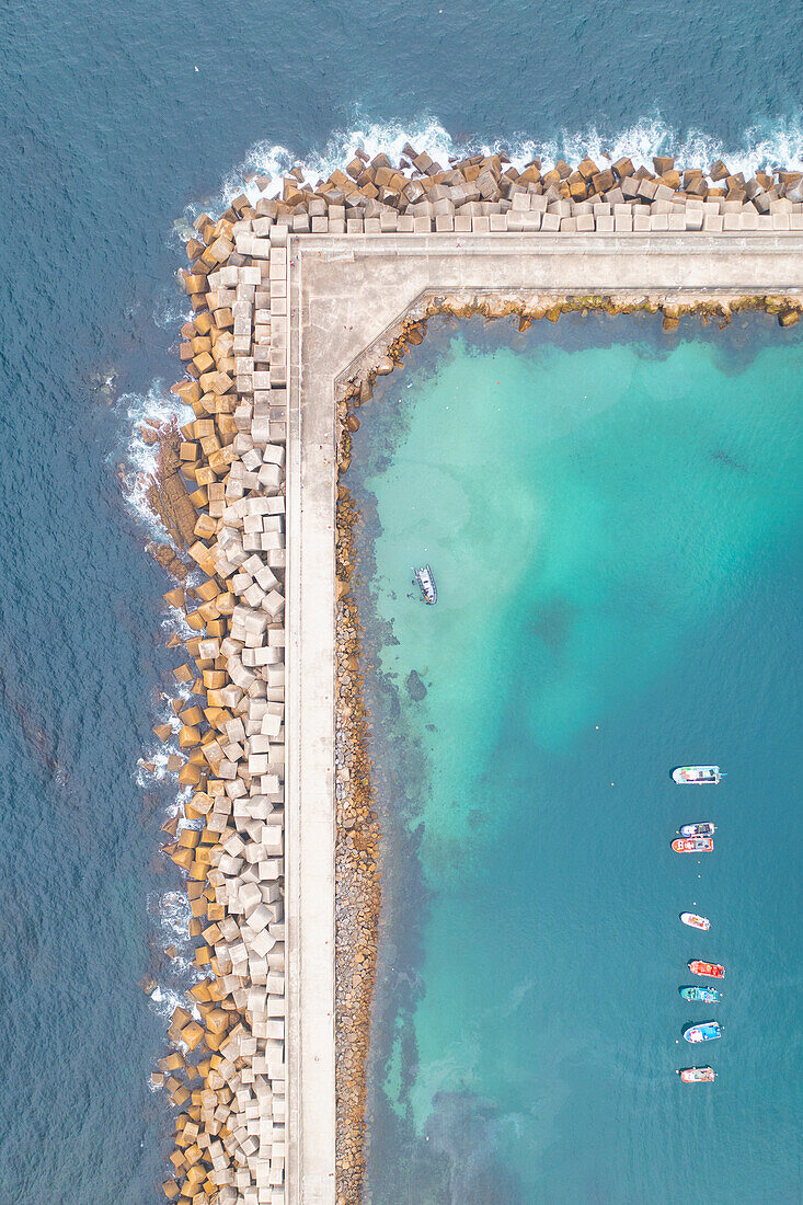 Senkrechte Luftaufnahme, aufgenommen mit einer Drohne, des Fischereihafens von Cudillero, Gemeinde Cudillero, Asturie, Spanien, Europa