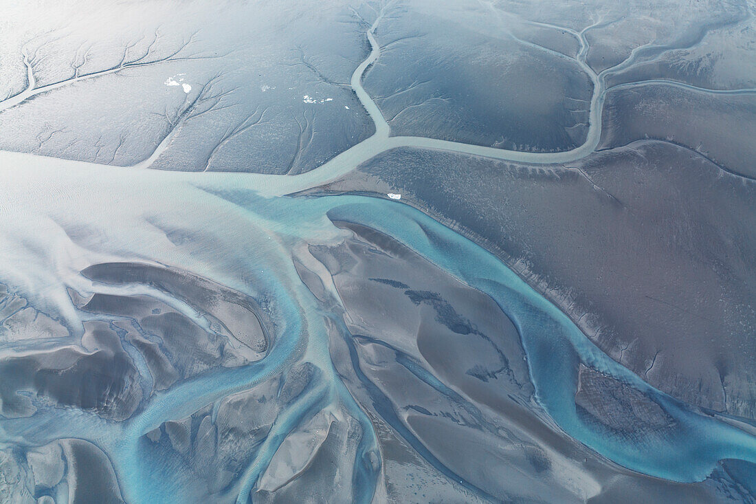 Luftaufnahme einer Drohne von einem isländischen Fluss an einem Wintertag, Austurland, Island, Europa