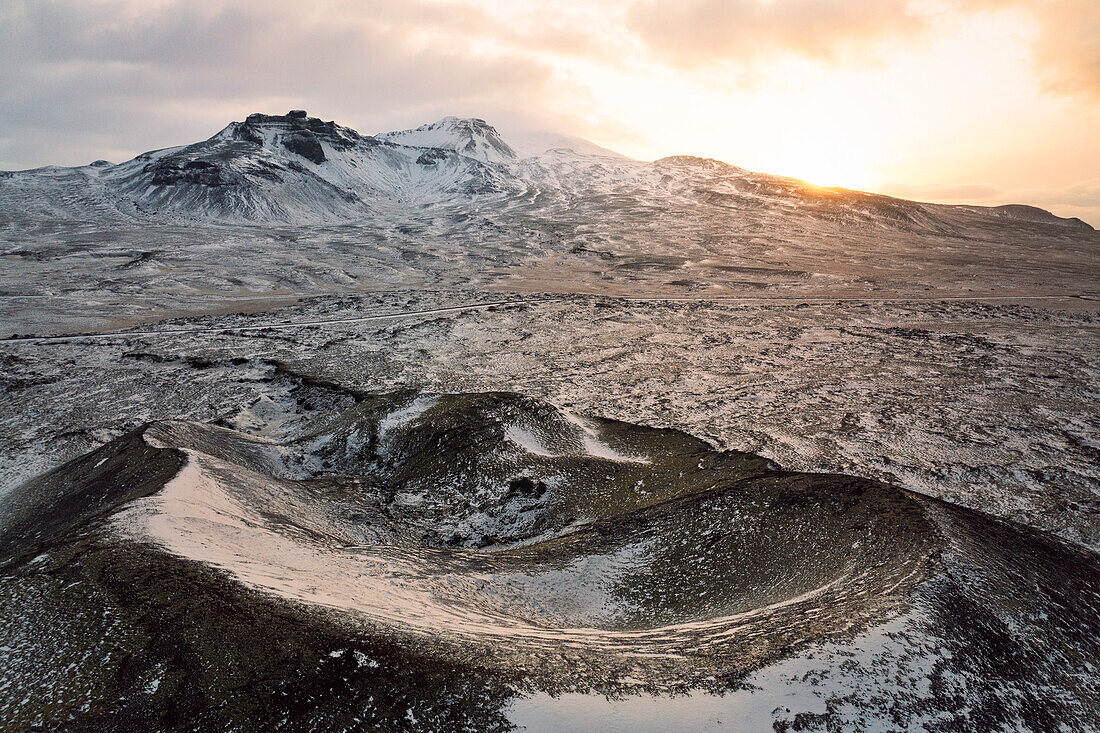 Luftaufnahme des alten Vulkans, aufgenommen von einer Drohne während eines winterlichen Sonnenaufgangs, Snaefells Peninsula, Vesturland, Island, Europa