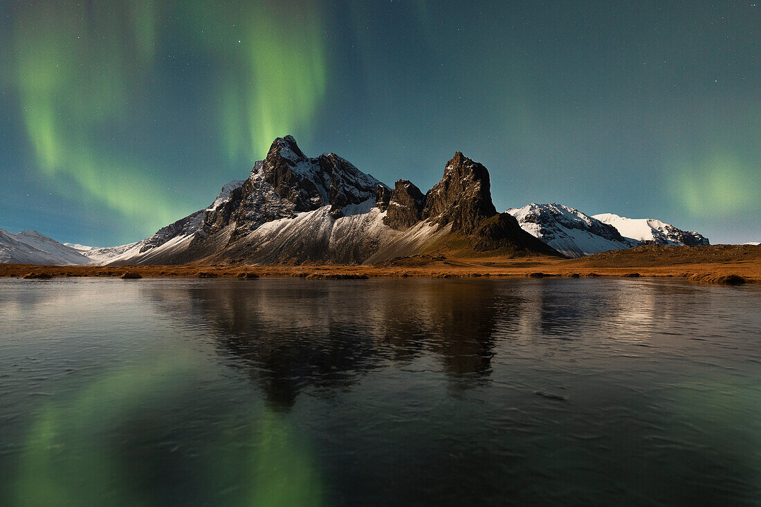 Das Nordlicht am Berg Eystrahorn, an einem kalten Wintertag, Hvalnesviti, Südisland, Europa