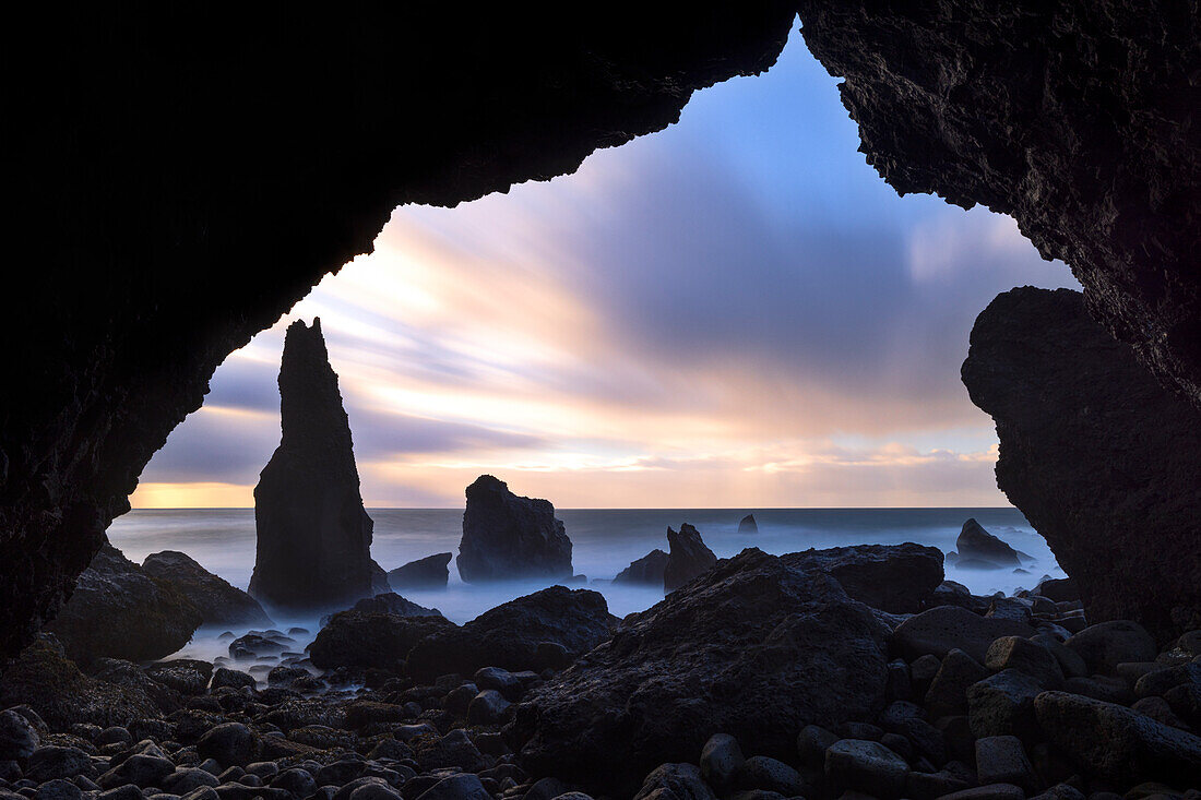 die Schornsteine des Valahnúkamöl, von einer versteckten Höhle aus gesehen, während eines Wintersonnenaufgangs, Valahnúkamöl, Südisland, Europa