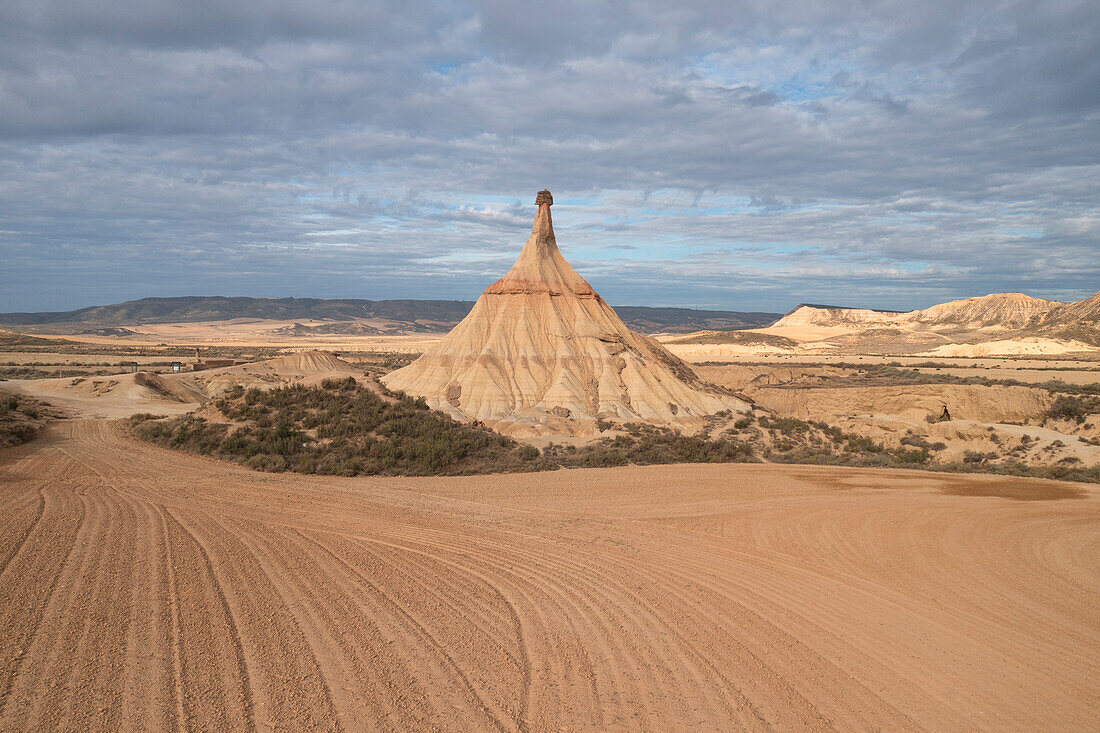 Luftaufnahme der ikonischen Felsformation Castel de Tierra an einem Sommertag, Naturpark Bardenas Reales, Navarra, Spanien, Europa