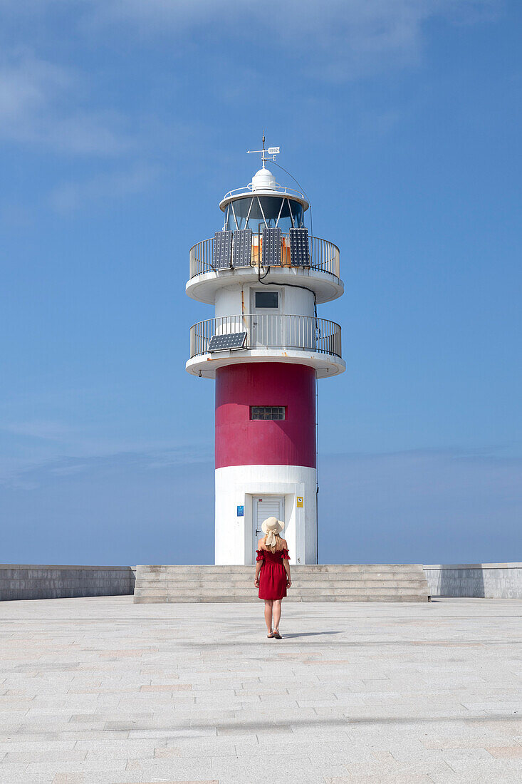 Ein Tourist genießt den schönen Leuchtturm am Cabo Ortegal, an einem sonnigen Sommertag, Kantabrien, Spanien, Europa