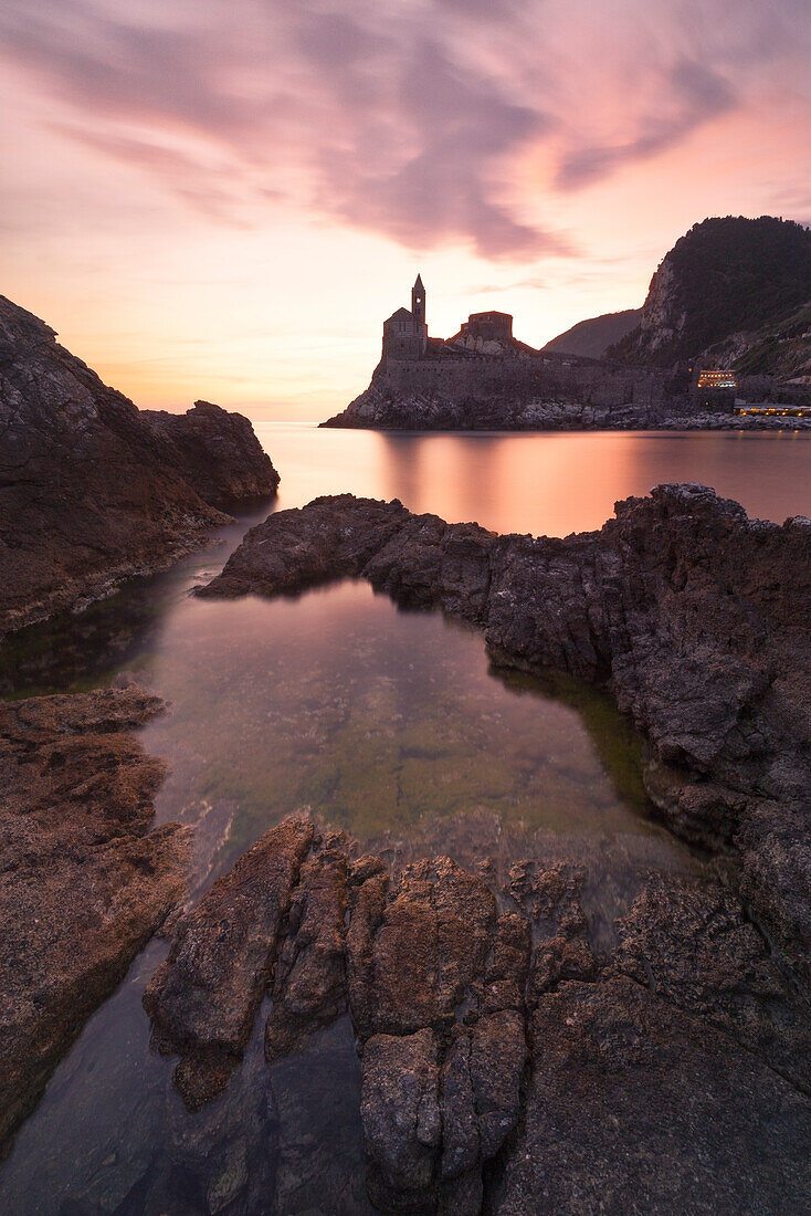 eine lange Belichtung, um den warmen Sonnenuntergang an der ikonischen Kirche San Pietro einzufangen, Gemeinde Portovenere, Provinz La Spezia, Region Ligurien, Italien, Europa