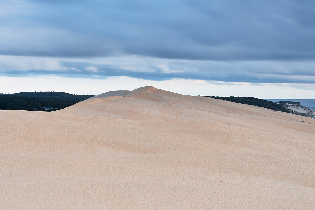 eine Langzeitbelichtung für einen bewölkten Sonnenuntergang an der malerischen Dune du Pilat, Gemeinde La Teste-de-Buch, Frankreich, Europa