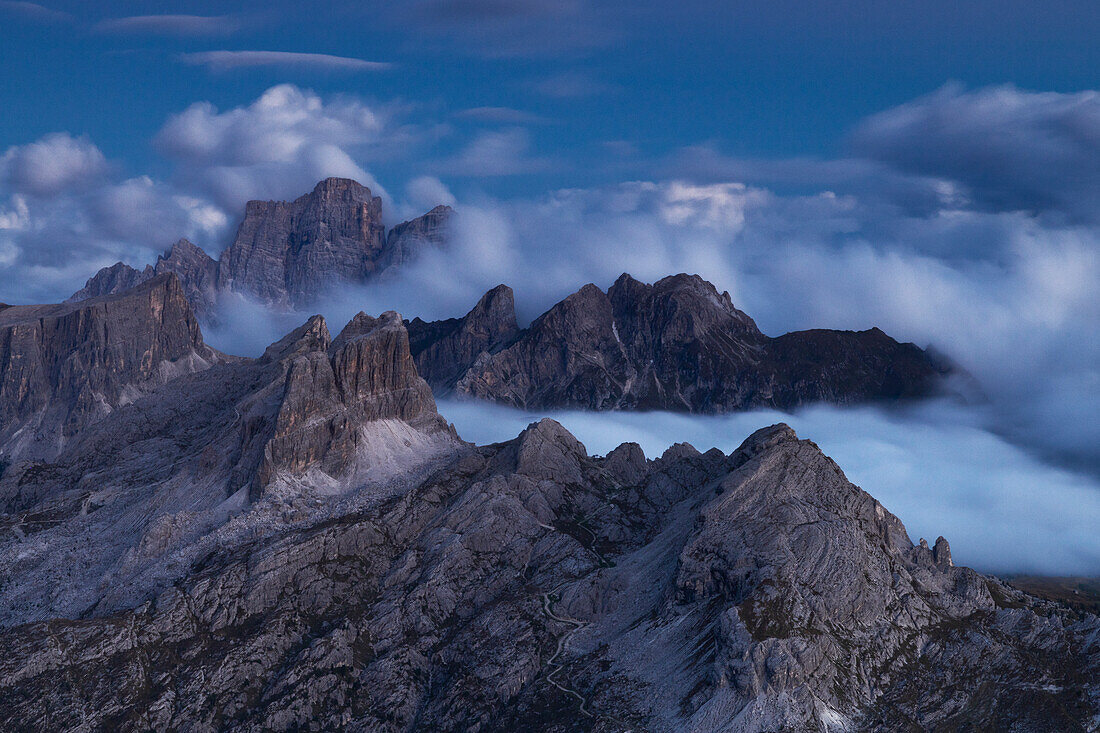 eine Langzeitbelichtung, um das Licht der blauen Stunde über dem Berg Pelmo einzufangen, Dolomiti, Region Venetien, Italien, Europa