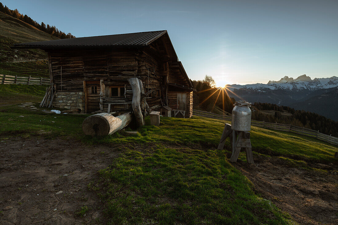 Europa, Italien, Trentino-Südtirol, Südtirol. Sonnenaufgang auf der Hütte.