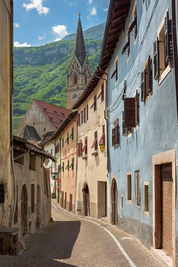 Europa, Italien, Termeno, Provinz Bozen, Trentino Südtirol. Blick durch die Straßen von Termeno.