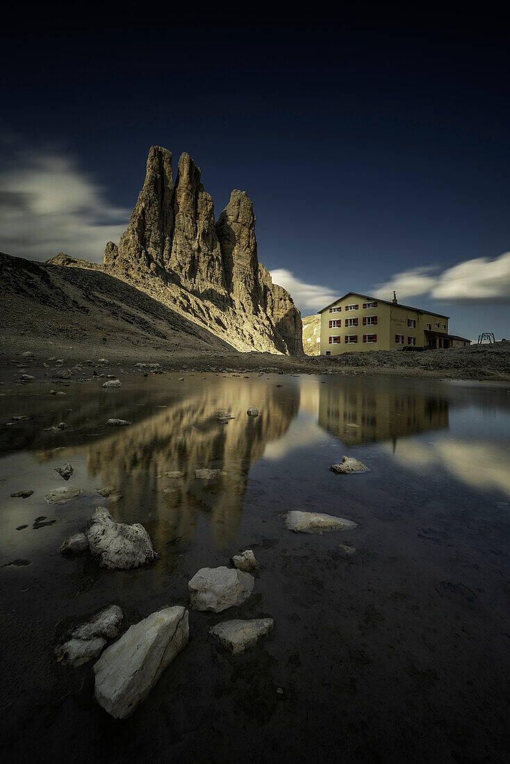 Torri del Vajolet Gewehrschüsse in einem Bergdorf. Dolomiten, Trentino Südtirol, Europa, Dolomiten, Italien, Fassa-Tal,