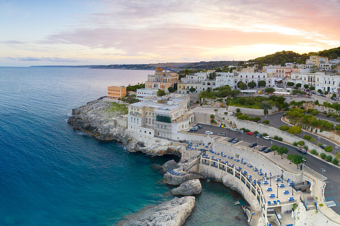 Luftaufnahme mit Drohne von Santa Cesarea Terme bei Sonnenuntergang im Sommer, Gemeinde Santa Cesarea Terme, Provinz Lecce, Region Apulien, Italien, Europa