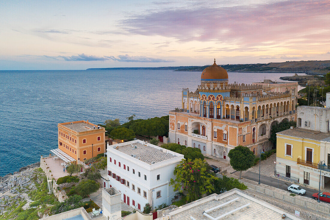 Luftaufnahme mit Drohne von Santa Cesarea Terme bei Sonnenuntergang im Sommer, Gemeinde Santa Cesarea Terme, Provinz Lecce, Region Apulien, Italien, Europa