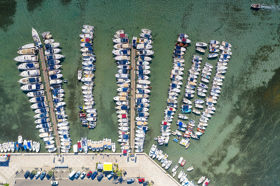 Vertikale Luftaufnahme des touristischen Hafens von Porto Cesareo im Sommer, Gemeinde Porto Cesareo, Provinz Lecce, Region Apulien, Italien, Europa