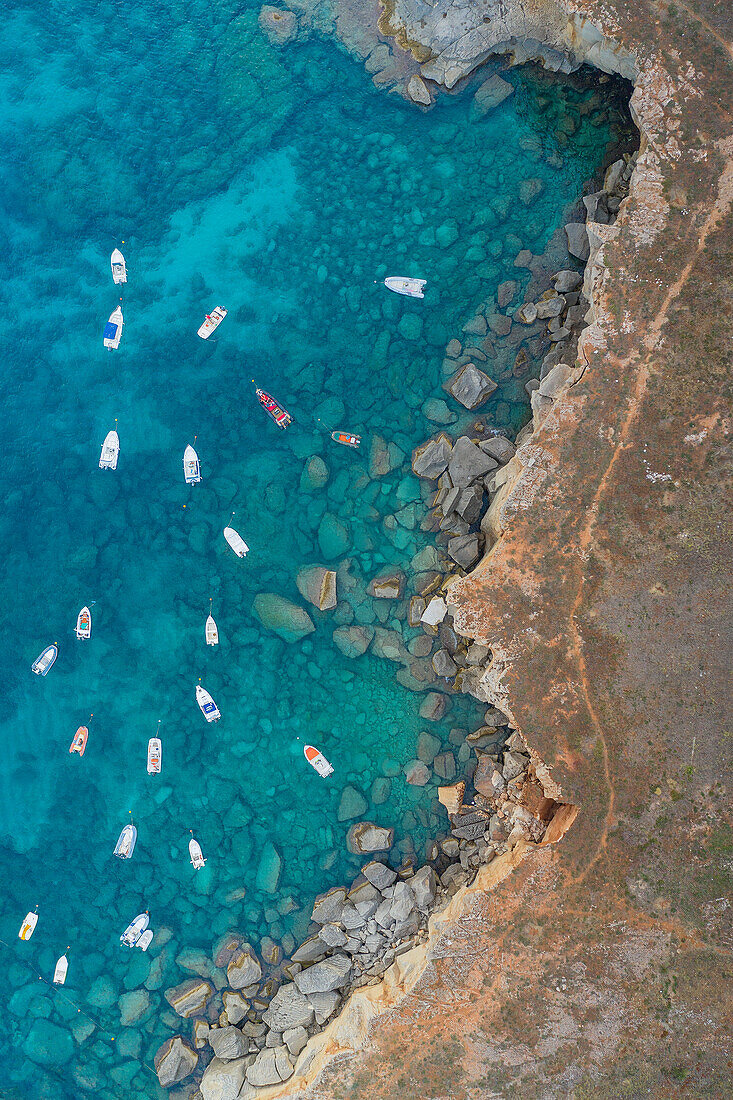 Luftaufnahme einer Drohne von den Klippen in Santa Cesarea Terme im Sommer, Gemeinde Santa Cesarea Terme, Provinz Lecce, Region Apulien, Italien, Europa