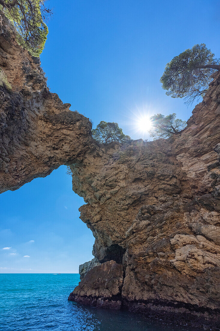 Luftaufnahme der Gargano-Küste, geprägt von weißen Klippen, Höhlen und einem kristallklaren Meer, aufgenommen an einem Sommertag, Gemeinde Vieste, Provinz Foggia, Bezirk Apulien, Italien, Europa