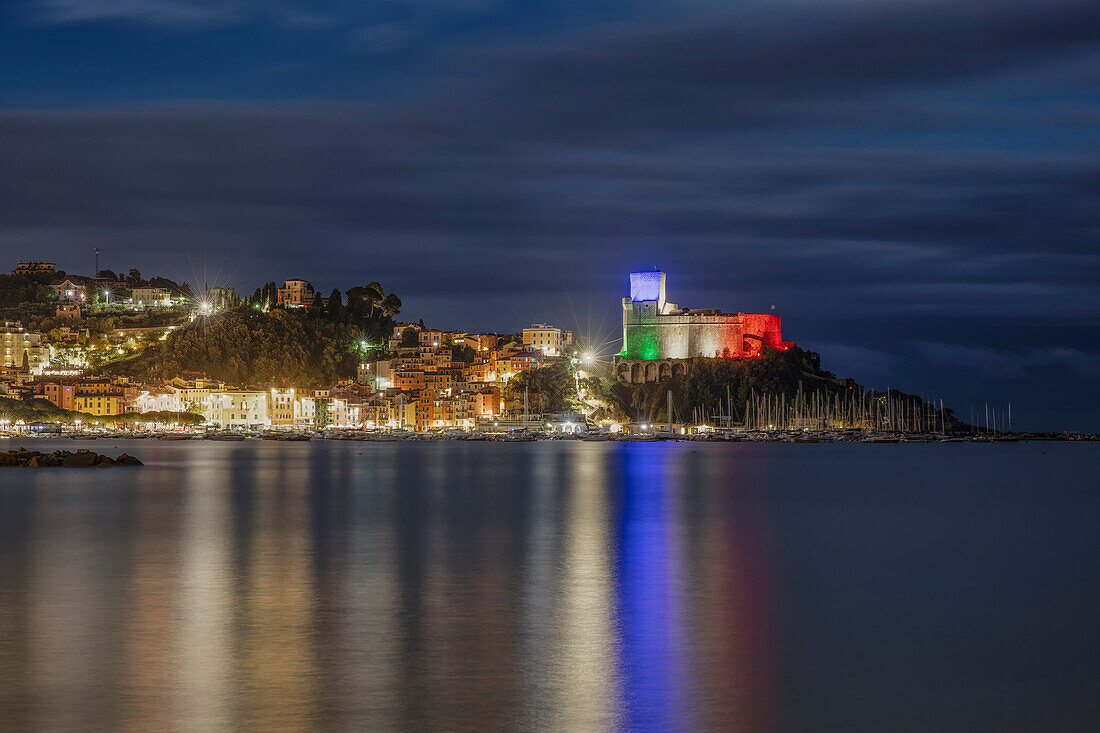 eine prächtige "blaue Stunde" mit dem Schloss, das während der Covd-19-Pandemie mit der italienischen Flagge bemalt wurde, ein Symbol der nationalen Einheit, Gemeinde Lerici, Provinz La Spezia, Bezirk Ligurien, Italien, Europa