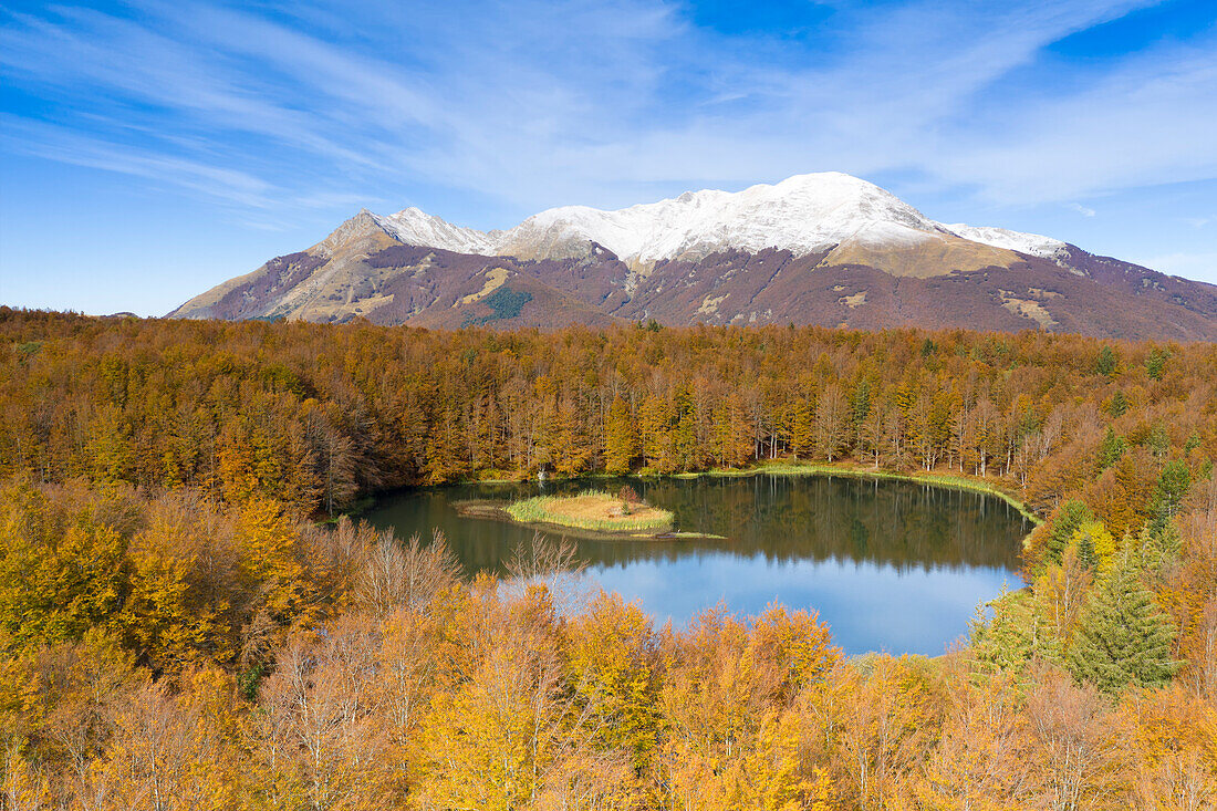 Luftaufnahme der Seenlandschaft von Cerreto Laghi, mit dem Pranda-See im Vordergrund und dem Monte Belfiore im Hintergrund, während der Herbstlaubzeit, Nationalpark Toskanisch-emilianischer Apennin, Gemeinde Ventasso, Provinz Reggio Emilia, Region Emilia Romagna, Italien, Europa