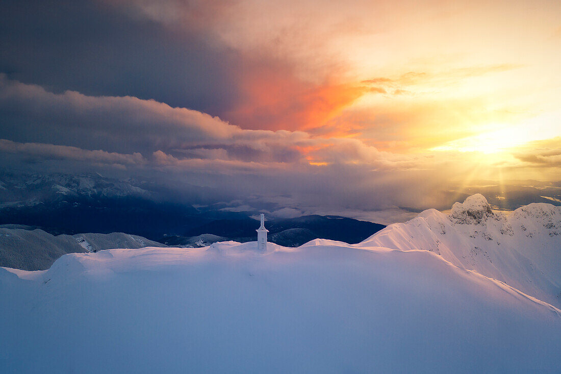 eine Drohnenaufnahme des Gipfels des Monte La Nuda während eines wunderschönen Sonnenuntergangs im Winter, mit dem ligurischen Meer im Hintergrund, Nationalpark Toskanisch-emilianischer Apennin, Gemeinde Ventasso, Provinz Reggio Emilia, Bezirk Emilia Romagna, Italien, Europa