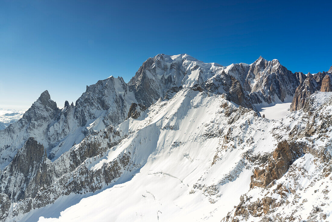 das spektakuläre Mont-Blanc-Massiv, einer der schönsten Berge Europas, Gemeinde Courmayeur, Provinz Aosta, Bezirk Valle d'Aosta, Italien, Europa